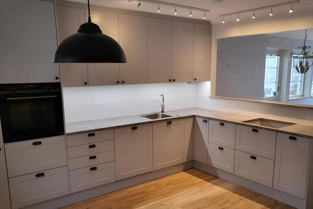 Nyrenoverat modernt kök med stor köksbänksyta och många förvaringsskåp